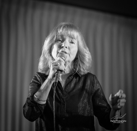 2019-06-22 Jan sings Karen Carpenter June 2019-0134-2